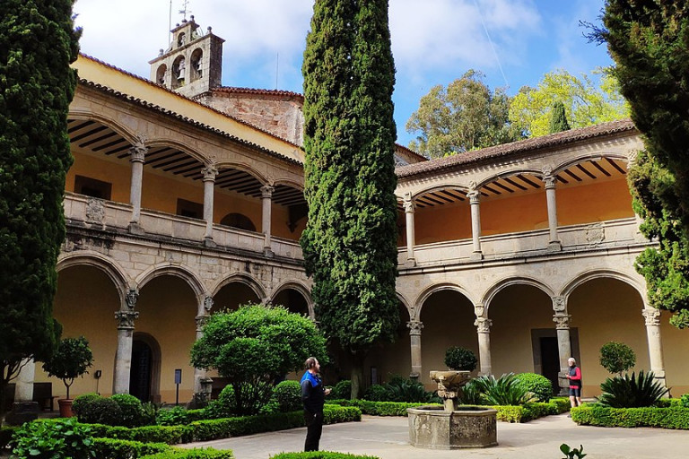 Claustro renancentista del monasterio y Apartamento TurÃ­stico Montesol en CÃ¡ceres 