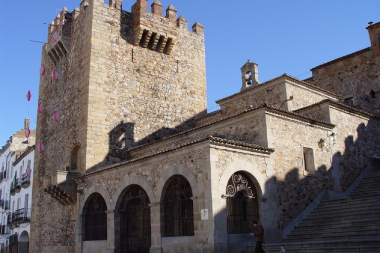 Torre de Bujaco con Ermita La Paz y Apartamento TurÃ­stico Montesol en CÃ¡ceres